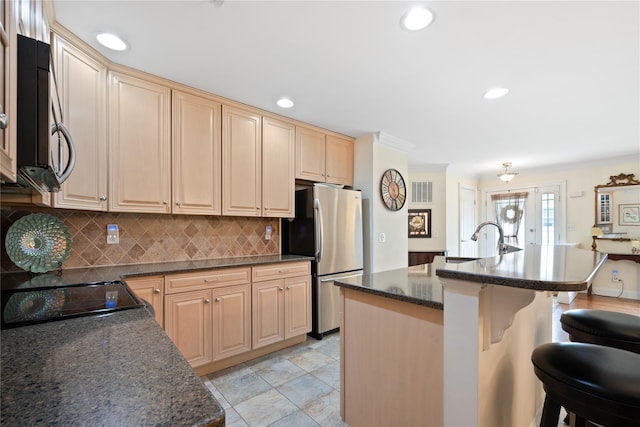 7 White Oak Ct Unit 7, Coram, NY 11727 - kitchen featuring freestanding refrigerator, a kitchen breakfast bar, backsplash, a sink, and a center island with sink