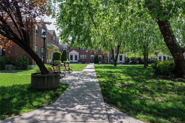 view of property's community featuring a lawn