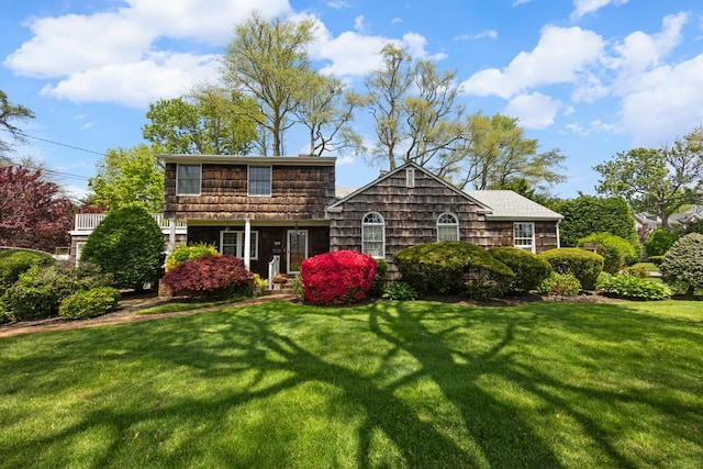 view of front facade featuring a front lawn