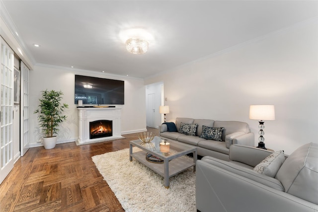 living room with crown molding, a lit fireplace, baseboards, and recessed lighting