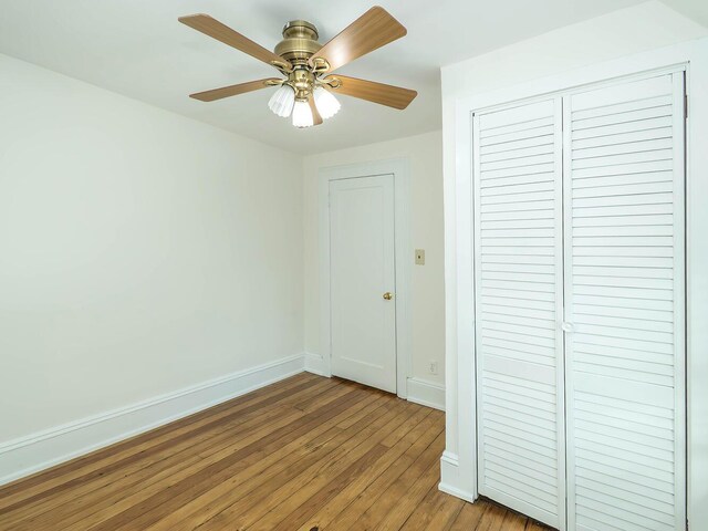 unfurnished bedroom with light wood finished floors, baseboards, a closet, and a ceiling fan