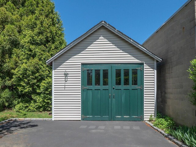 view of outdoor structure featuring an outbuilding