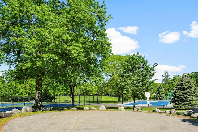 208 Wagner Ave, Mamaroneck, NY 10543 - surrounding community featuring a tennis court, community basketball court, and view of scattered trees