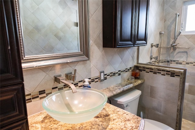 full bath featuring a sink, toilet, tile walls, a tile shower, and backsplash