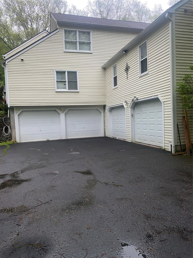 32ECHOVALLEYROAD Echo Valley Rd, Newtown, CT 06470 - garage featuring asphalt driveway