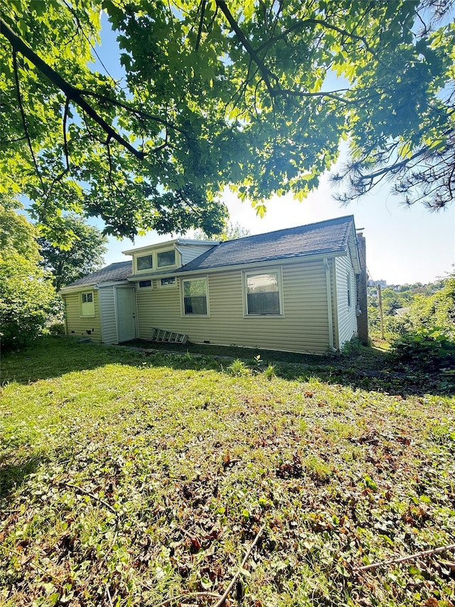 37 New Ave, Yonkers, NY 10704 - rear view of property with a yard