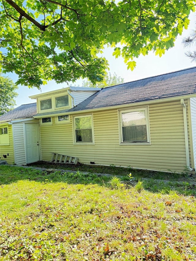 37 New Ave, Yonkers, NY 10704 - rear view of house with a yard