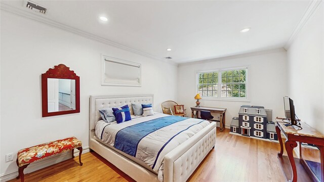 406 Duck Pond, Locust Valley, NY 11560 - bedroom with ornamental molding, light wood finished floors, recessed lighting, and baseboards