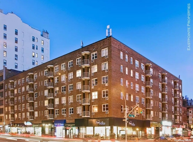 view of apartment building / complex