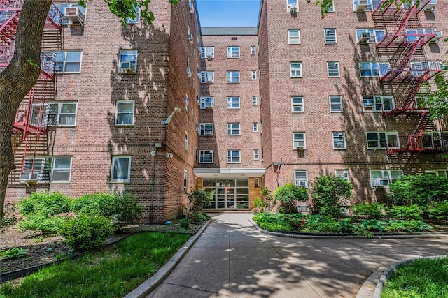 view of apartment building / complex