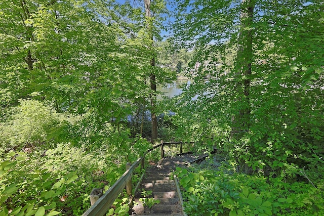 7 Southminster Dr, White Plains, NY 10604 - surrounding community featuring a water view