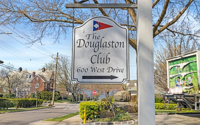 view of community / neighborhood sign
