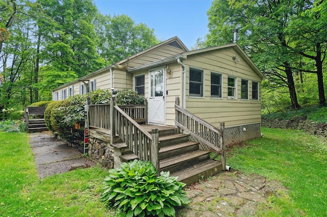 view of front of property featuring a front yard