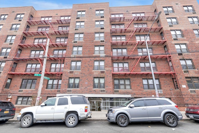 view of apartment building / complex