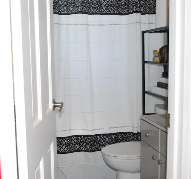 full bath with toilet, a shower with shower curtain, and vanity