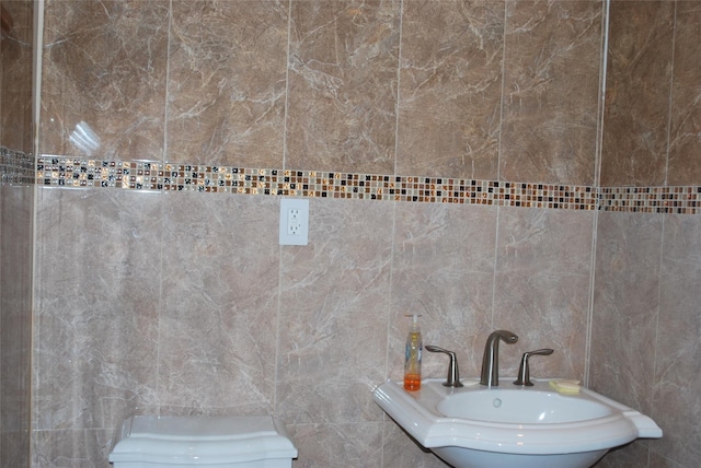bathroom featuring tile walls