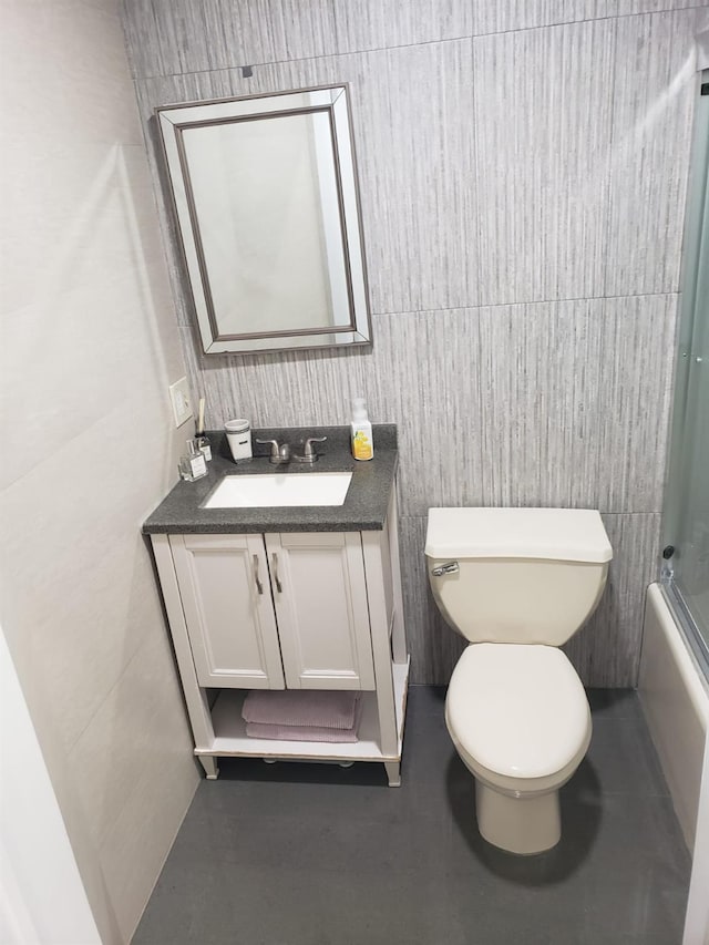 full bathroom with toilet, vanity, and shower / washtub combination