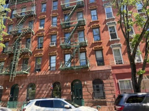 view of apartment building / complex