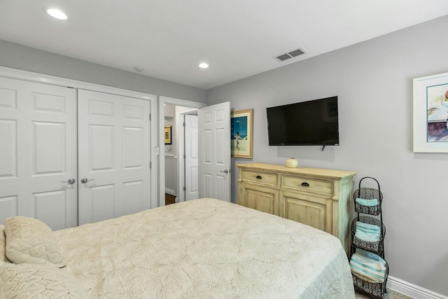 bedroom featuring baseboards, recessed lighting, and a closet