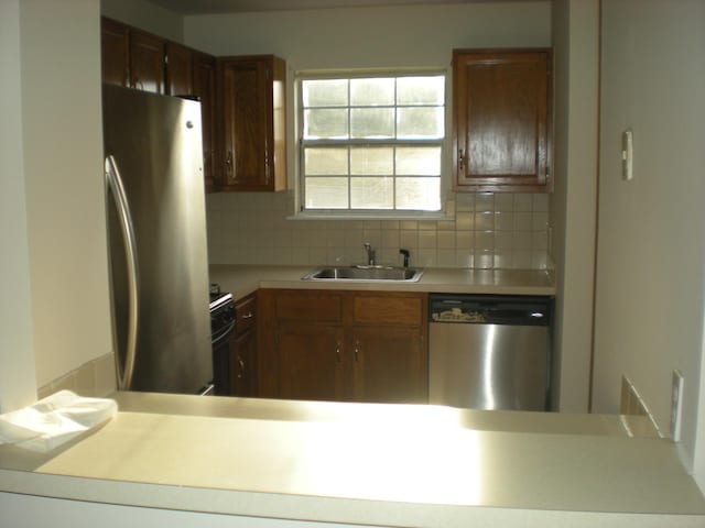 2 Lexington Hl Unit 10, Harriman, NY 10926 - kitchen with appliances with stainless steel finishes, a sink, light countertops, tasteful backsplash, and a peninsula