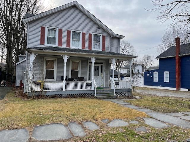 view of front of home featuring a porch and a front yard