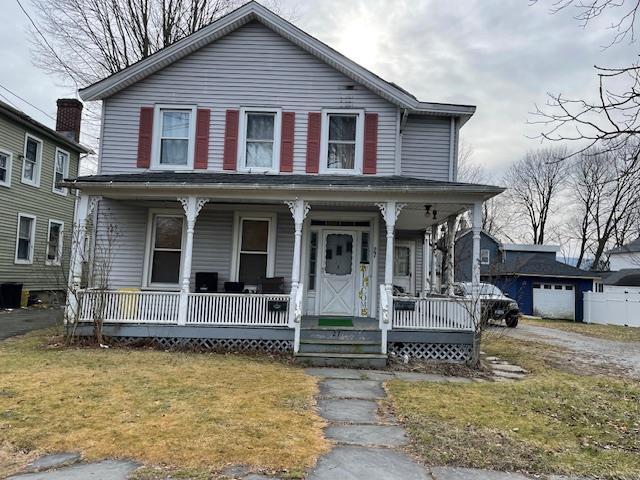 view of front facade with covered porch and a front yard