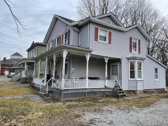 view of front of property featuring a porch