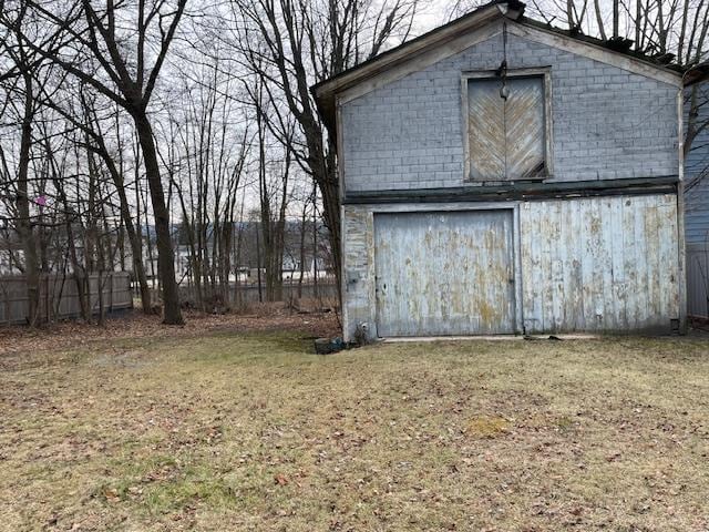 view of outdoor structure featuring an outbuilding