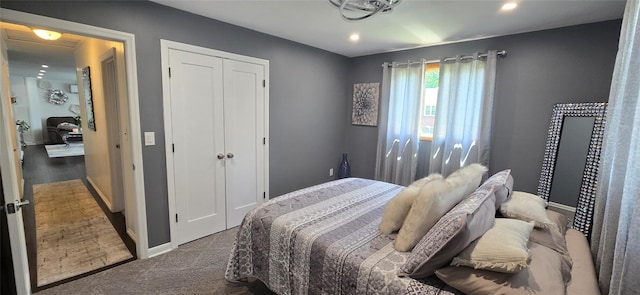 carpeted bedroom with recessed lighting, a closet, and baseboards
