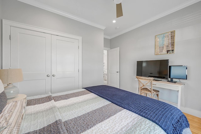 bedroom featuring wood finished floors, recessed lighting, ornamental molding, baseboards, and a closet