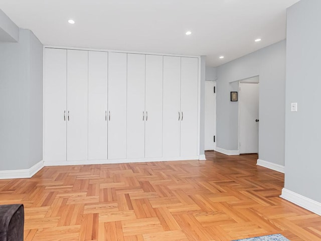 unfurnished bedroom featuring baseboards and a closet