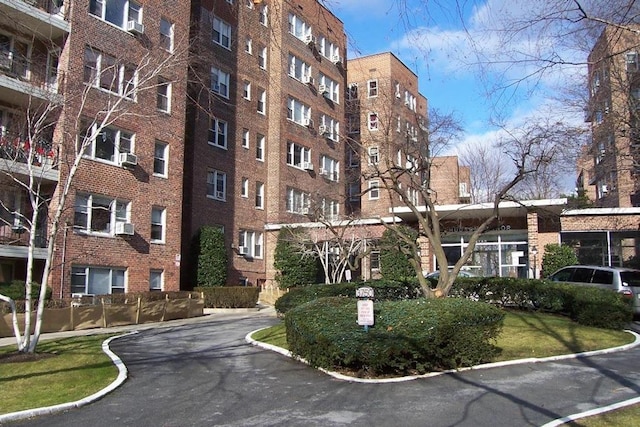 view of apartment building / complex