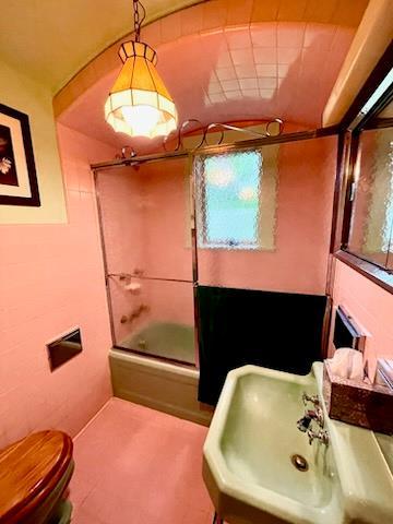 59 Sunset Rd, Bay Shore, NY 11706 - full bath featuring toilet and enclosed tub / shower combo
