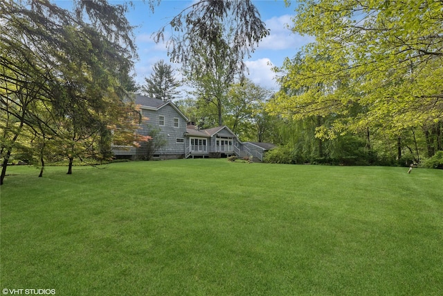 view of green lawn