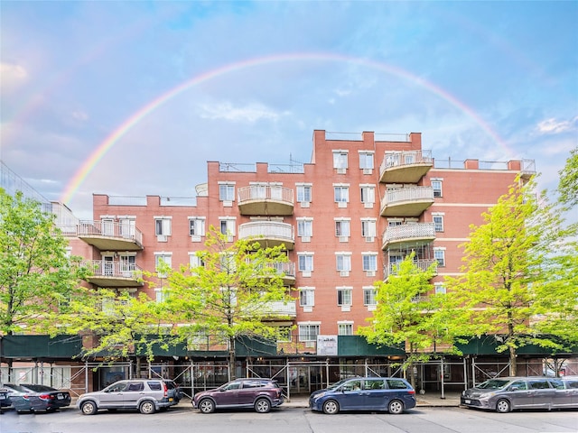 view of apartment building / complex