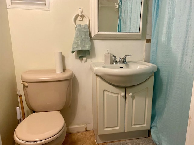 bathroom with toilet, vanity, baseboards, and a shower with shower curtain