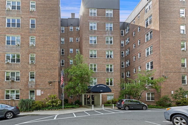 view of apartment building / complex with cooling unit