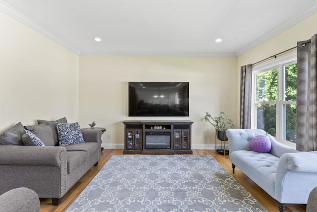 living room with crown molding, wood finished floors, baseboards, and recessed lighting