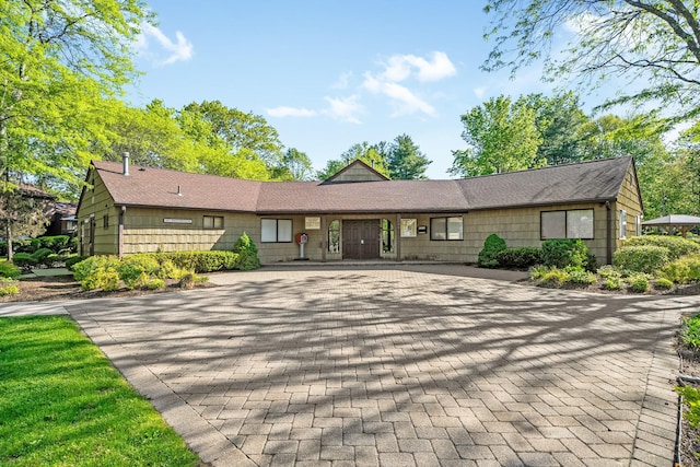 view of front of house featuring decorative driveway