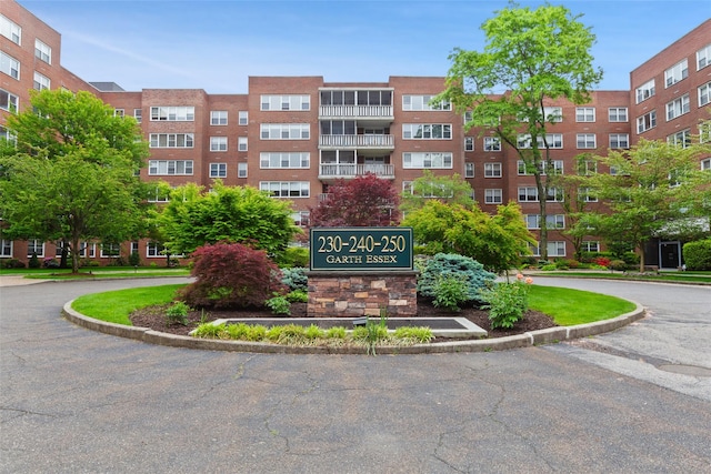 view of apartment building / complex