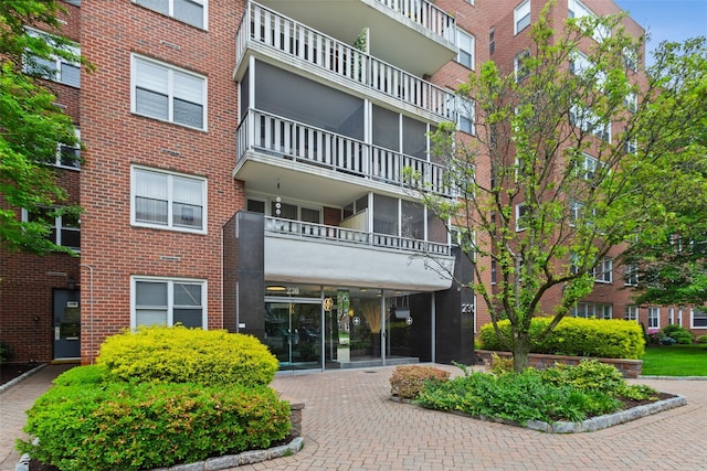 view of apartment building / complex