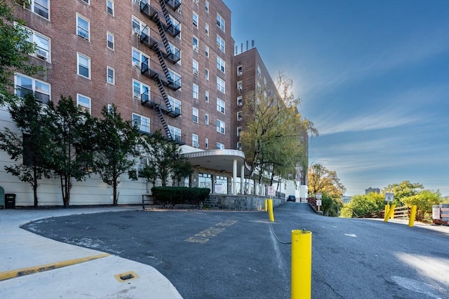 view of apartment building / complex