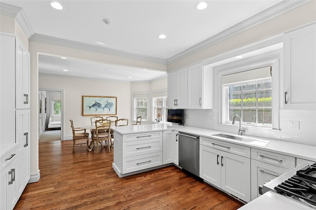 kitchen featuring a sink, dishwasher, a peninsula, recessed lighting, and backsplash