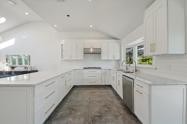 862 Fanwood Ave, North Woodmere, NY 11581 - kitchen featuring vaulted ceiling, under cabinet range hood, a sink, a peninsula, and gas cooktop