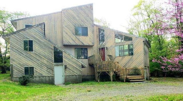 back of house featuring a lawn