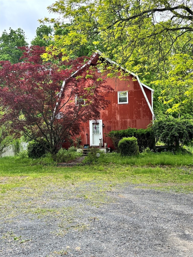 100 Kings Ln, Wallkill, NY 12589 - view of front facade with a barn, an outdoor structure, and a gambrel roof