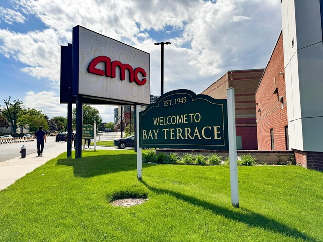 community sign with a yard