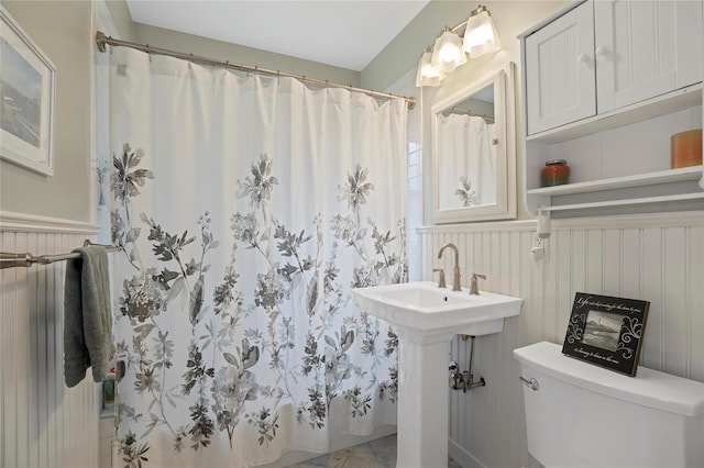 full bathroom featuring toilet and a shower with curtain