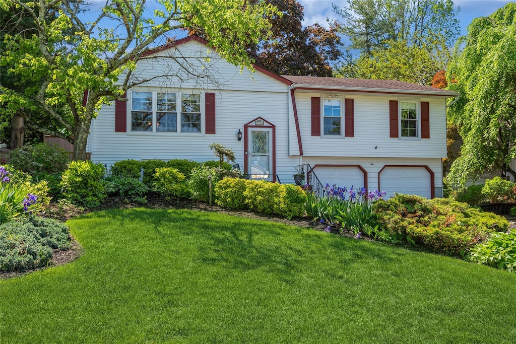 10 Phyllis Ct, Kings Park, NY 11754 - raised ranch featuring an attached garage and a front yard