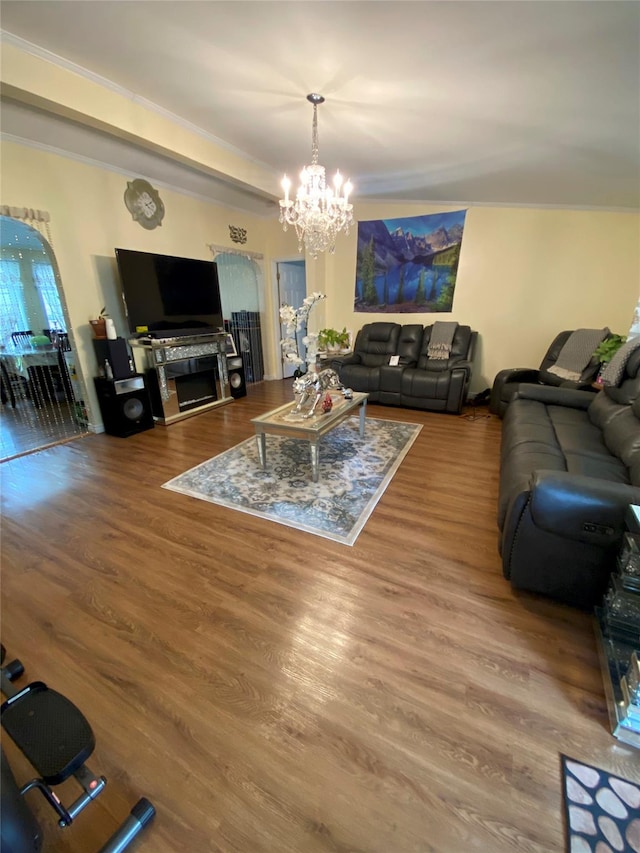 living room featuring a chandelier, wood finished floors, and arched walkways